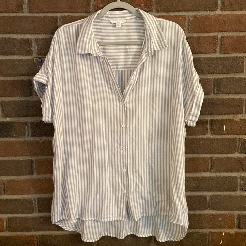 Grey striped button down top 🤍